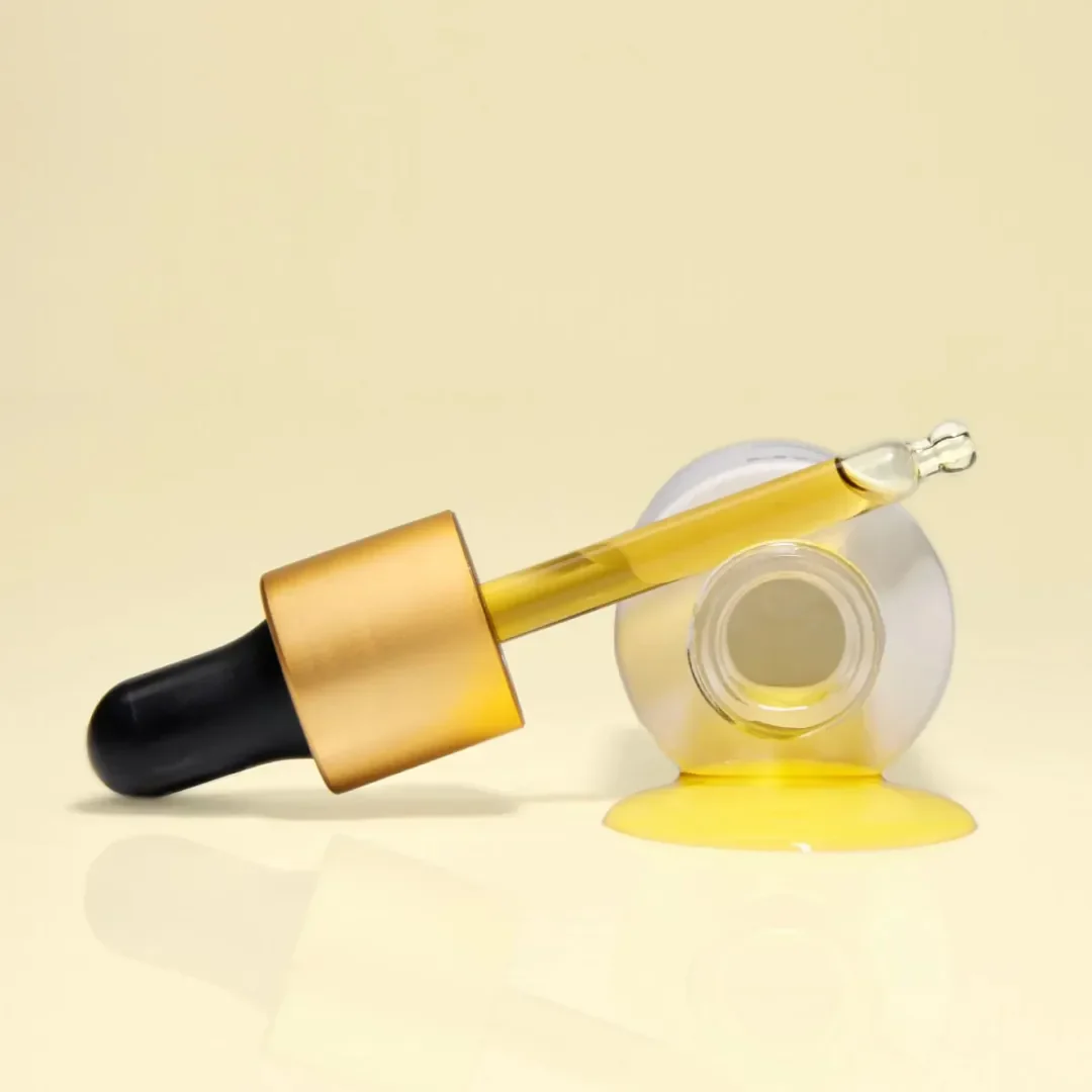 ISDIN ISDINCEUTICS Flavo-C dropper with bottle on a light yellow background