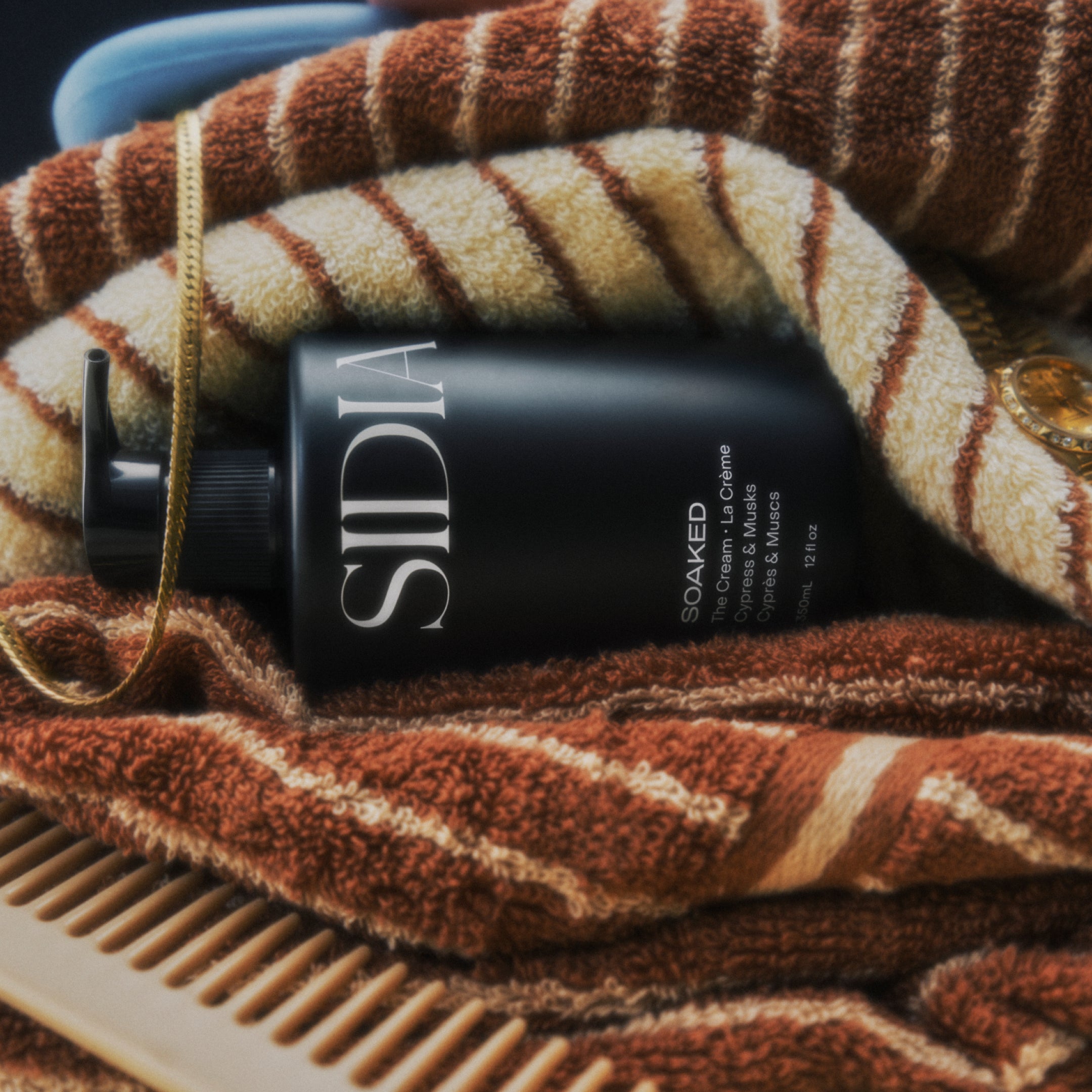 SIDIA Braless body cream wrapped in a towel