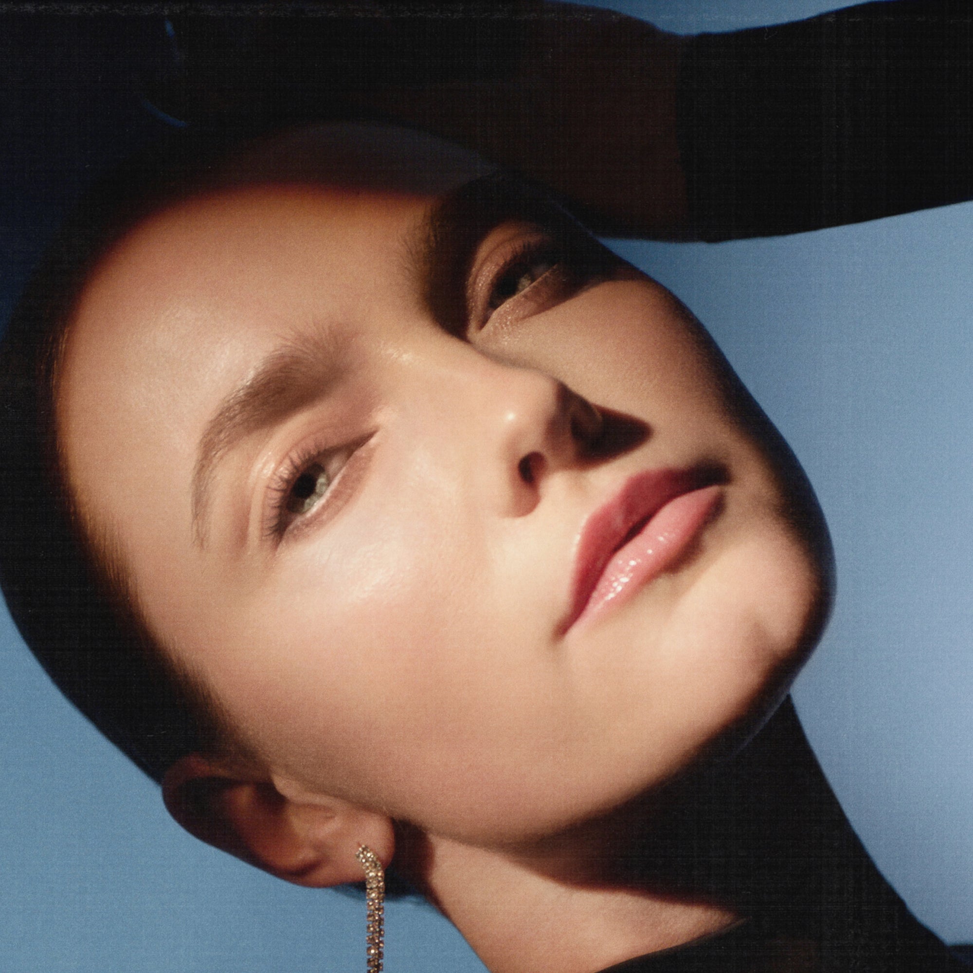 Model wearing U Beauty's The RETURN Eye Concentrate.