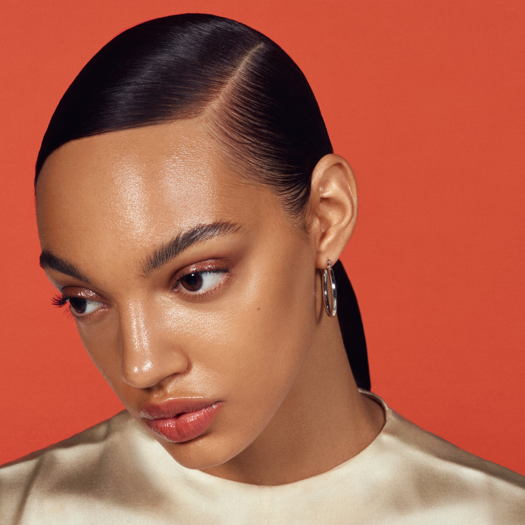 Model wearing U Beauty's The SUPER Hydrator.