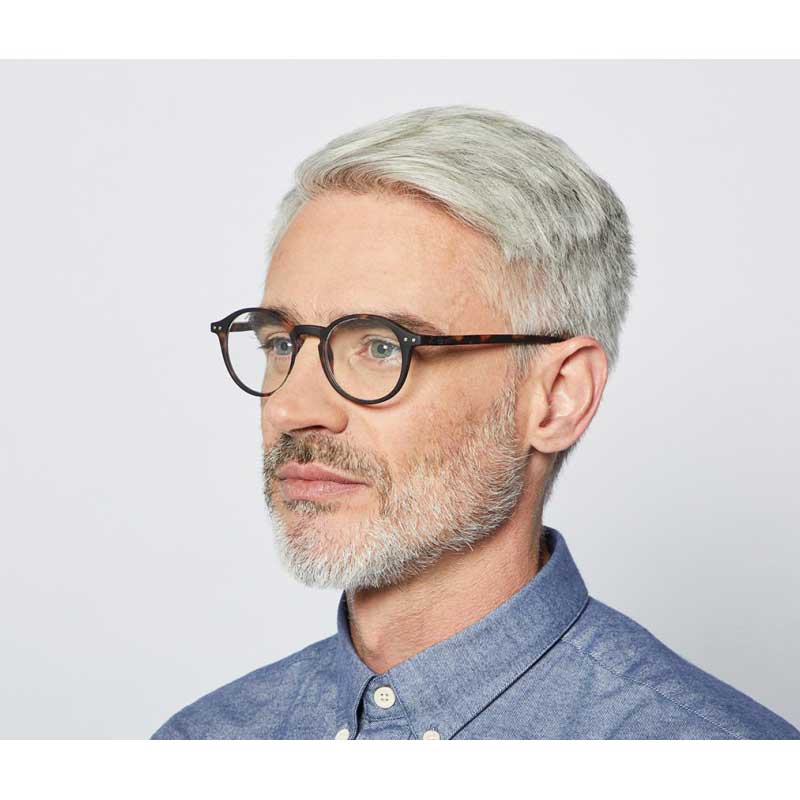 Man wearing Izipizi Paris Reading Glasses # D - The Iconic - Tortoise 