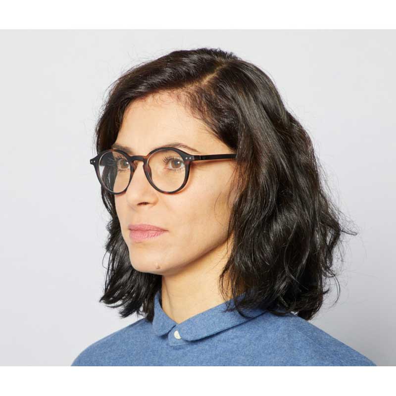 Woman wearing Izipizi Paris Reading Glasses # D - The Iconic - Tortoise