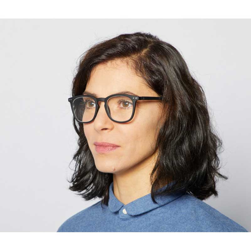 Woman wearing Izipizi Paris Reading Glasses #E - The Trapeze 