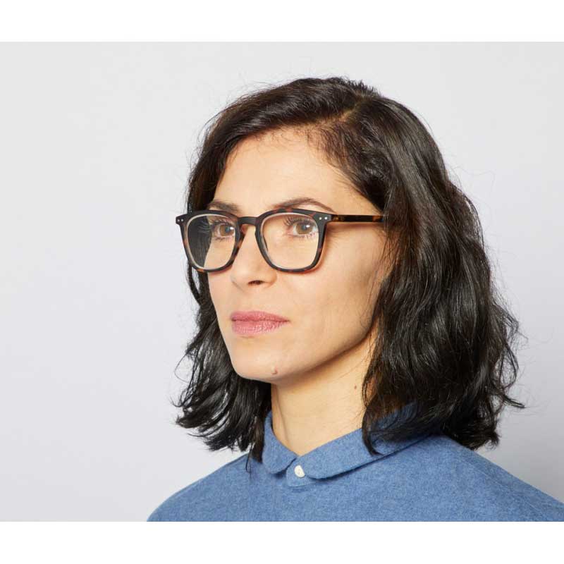 Woman wearing Izipizi Paris Reading Glasses # E - The Trapeze - Tortoise